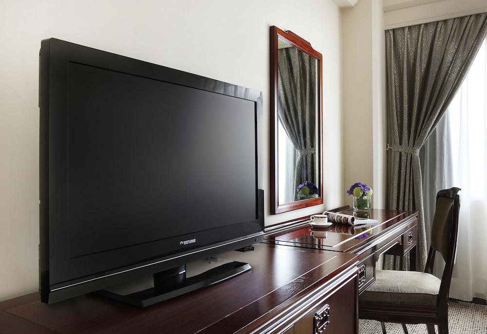 The Howard Plaza Hotel Taipei Eksteriør bilde A flat-screen television