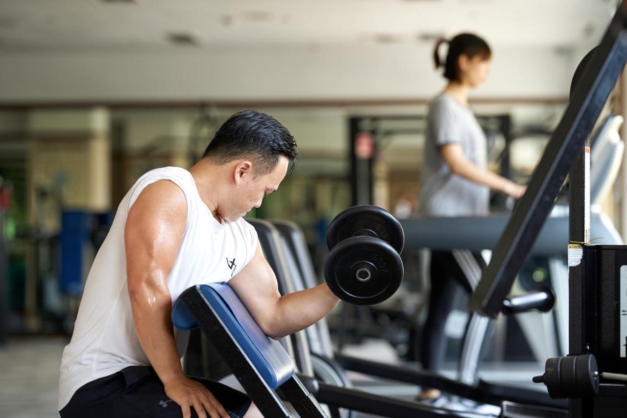 The Howard Plaza Hotel Taipei Eksteriør bilde A man lifting a dumbbell