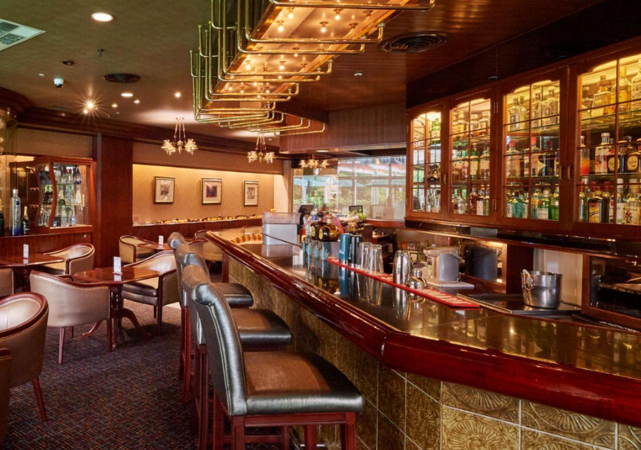 The Howard Plaza Hotel Taipei Eksteriør bilde The bar at the 2007-built, 1,000-passenger, 100-metre (330 ft) long, 14-metre (46 ft) wide, 1,000-tonne (1,100 short tons) Star Legend