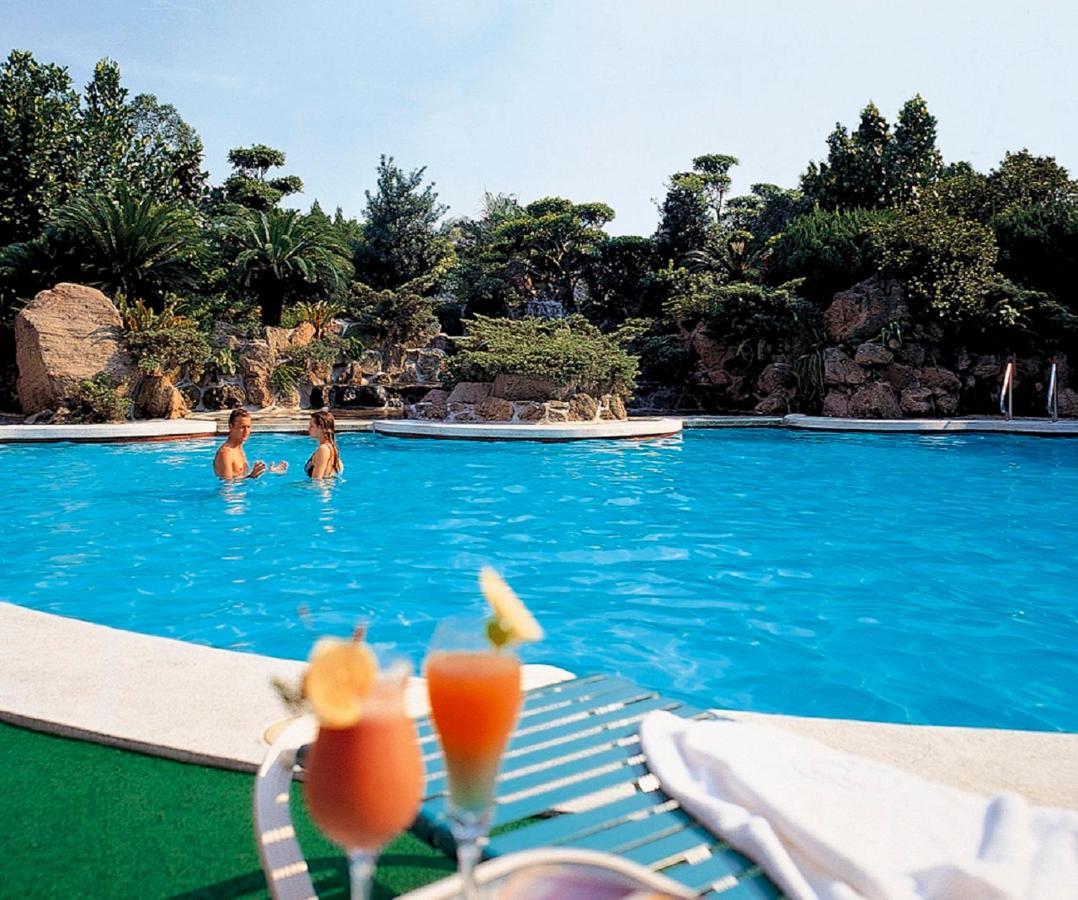 The Howard Plaza Hotel Taipei Eksteriør bilde The swimming pool at the hotel