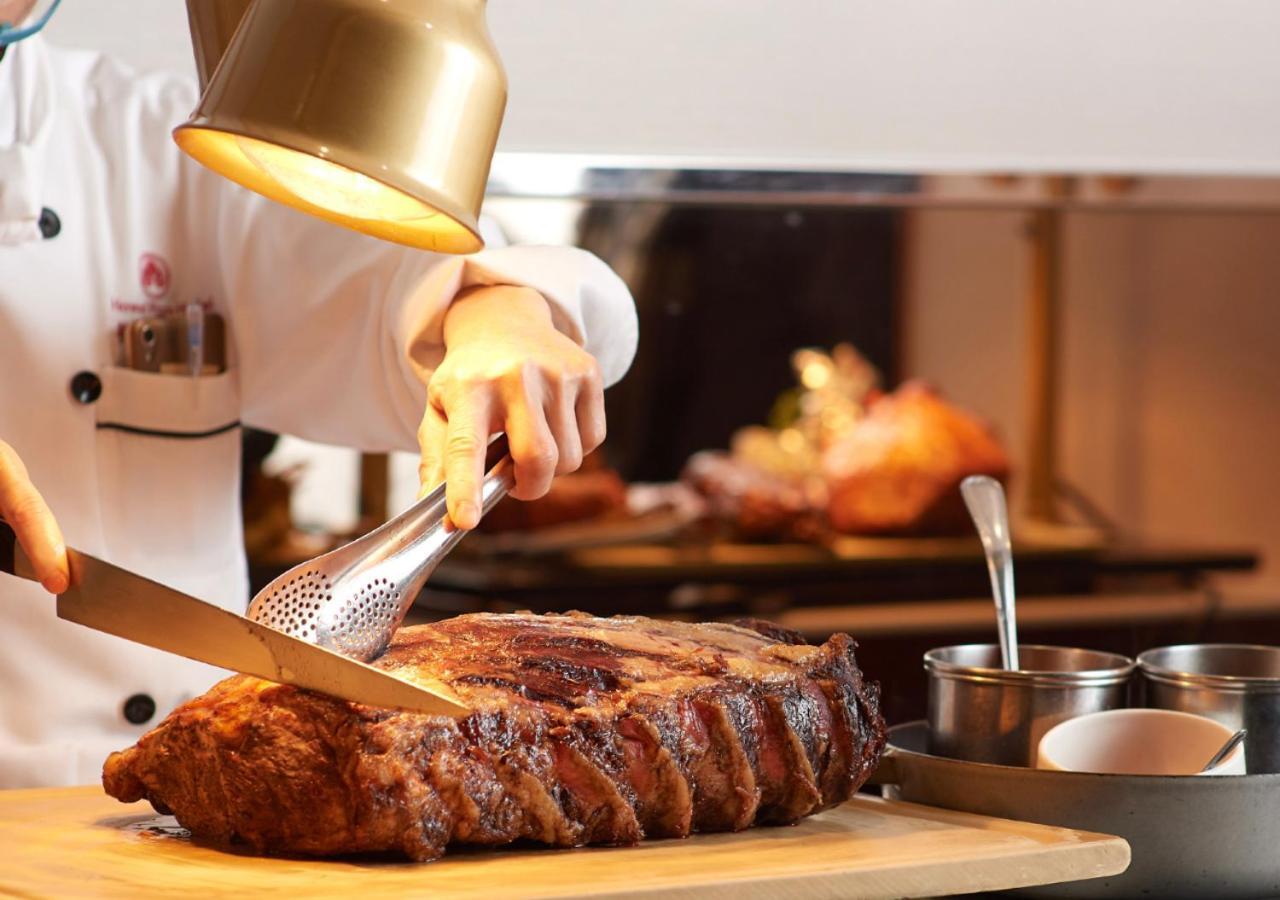 The Howard Plaza Hotel Taipei Eksteriør bilde A chef carving a roast