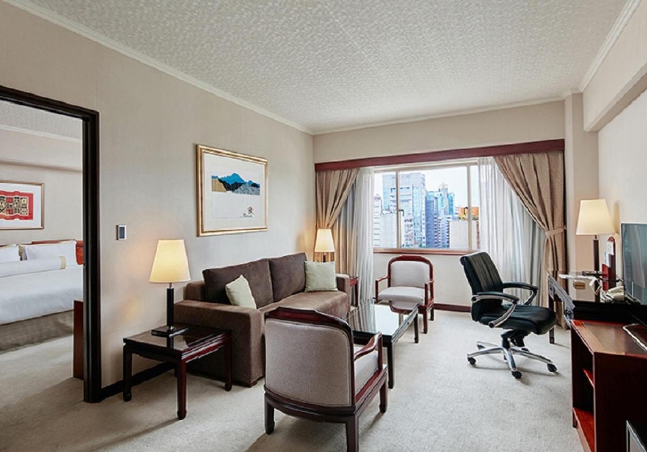The Howard Plaza Hotel Taipei Rom bilde A suite at the hotel