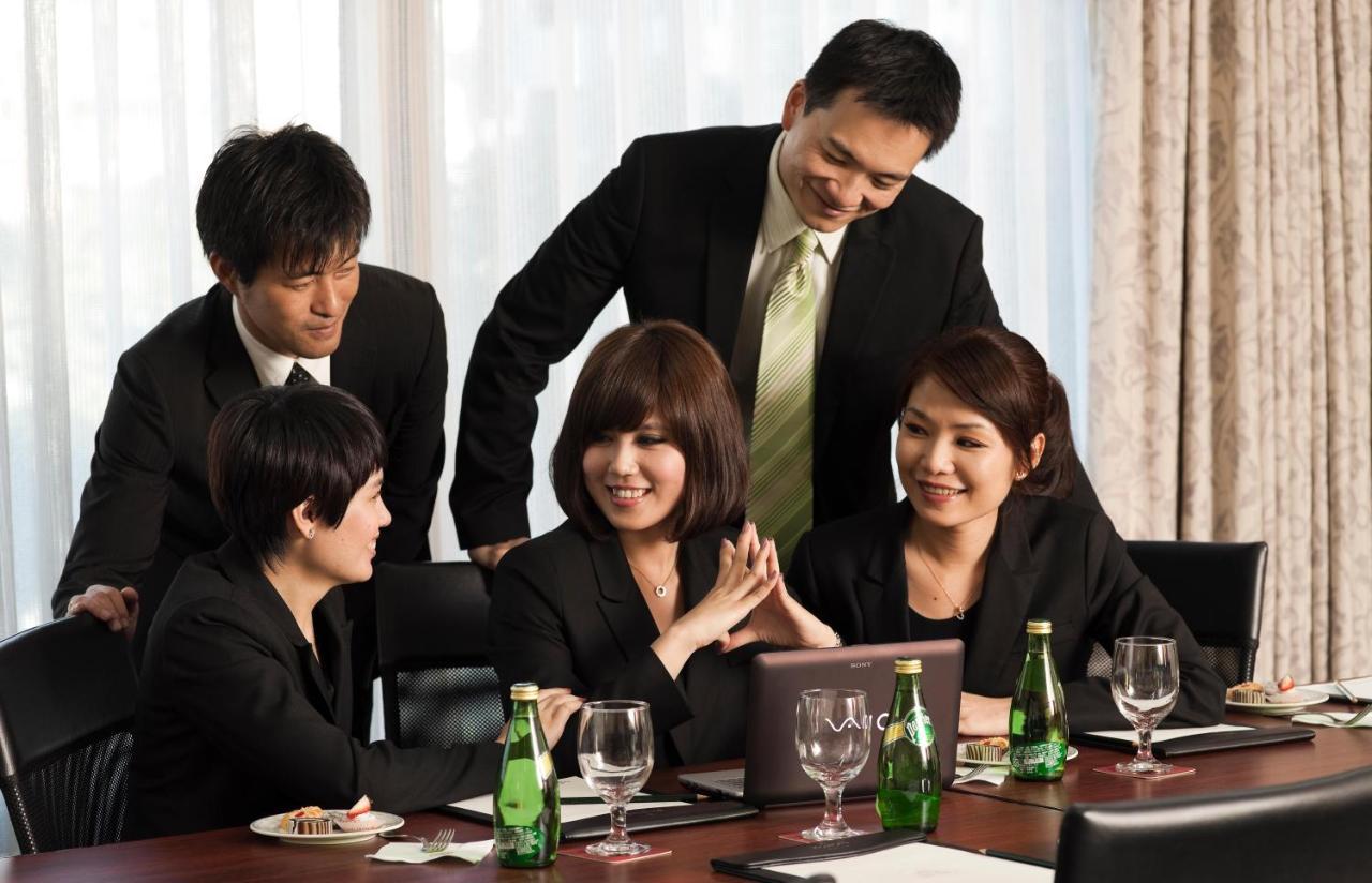 The Howard Plaza Hotel Taipei Eksteriør bilde A team of businesspeople in a meeting