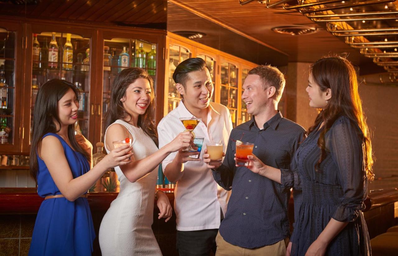 The Howard Plaza Hotel Taipei Eksteriør bilde A group of people socializing