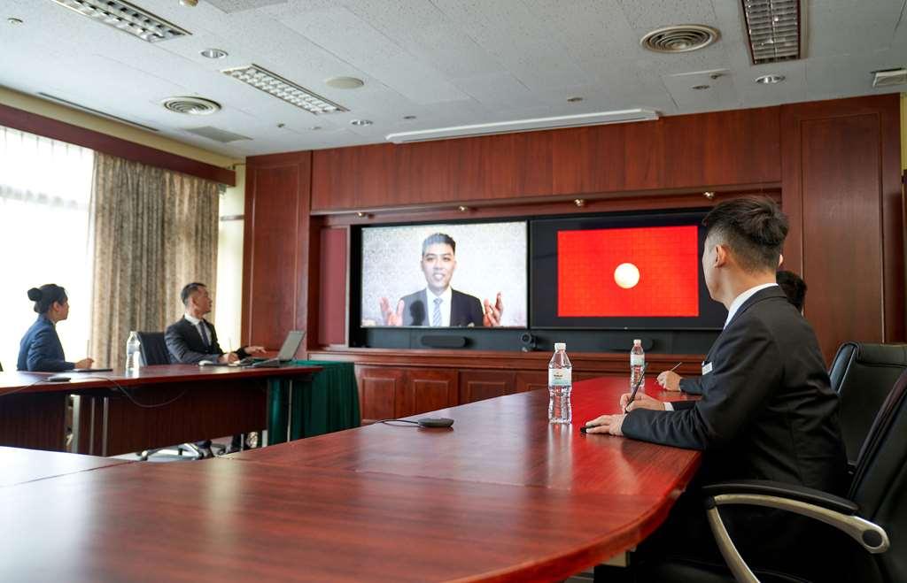 The Howard Plaza Hotel Taipei Fasiliteter bilde A teleconference in progress