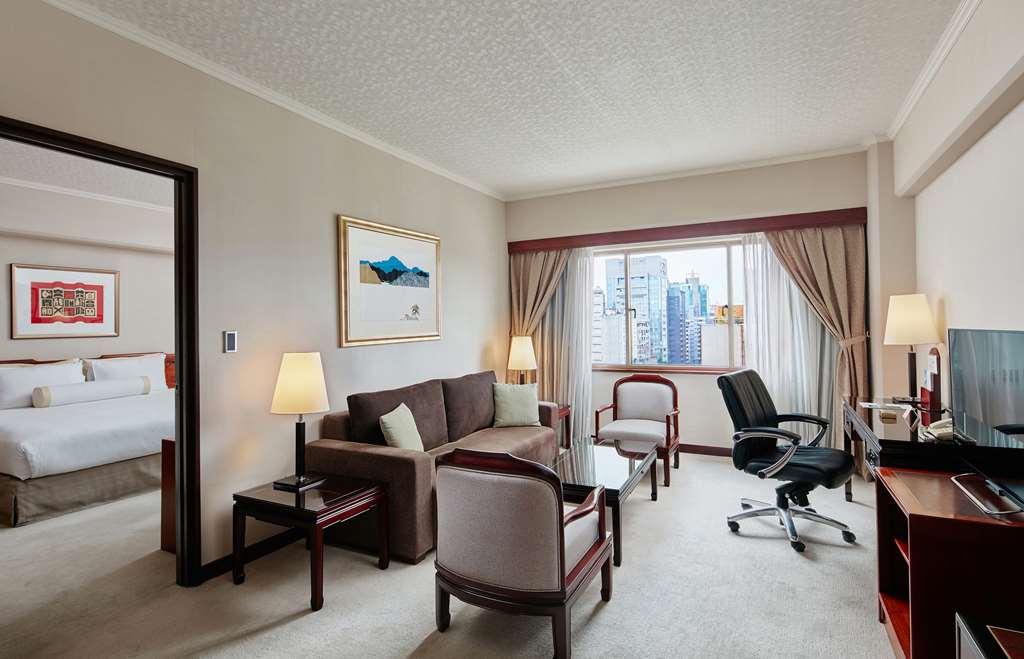 The Howard Plaza Hotel Taipei Rom bilde A suite at the Conrad Hong Kong