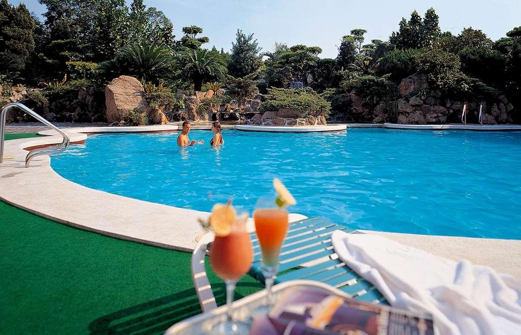 The Howard Plaza Hotel Taipei Eksteriør bilde A swimming pool