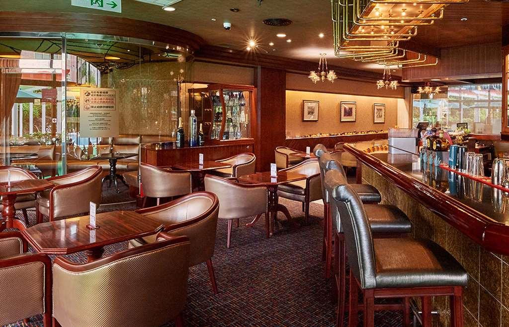 The Howard Plaza Hotel Taipei Restaurant bilde The bar on board the Queen Mary 2