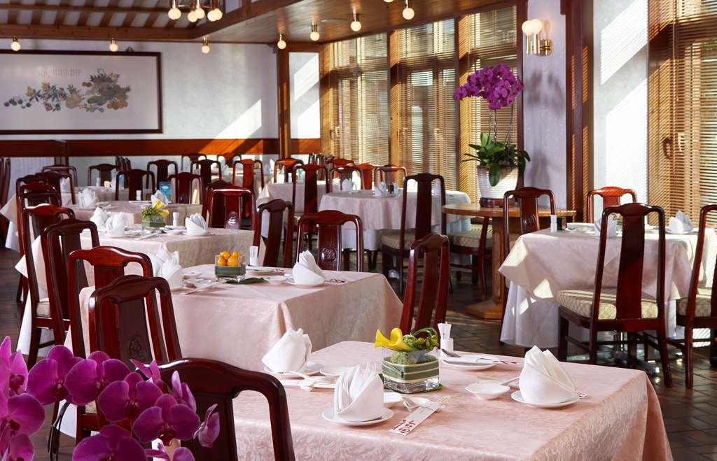 The Howard Plaza Hotel Taipei Restaurant bilde Interior of the restaurant