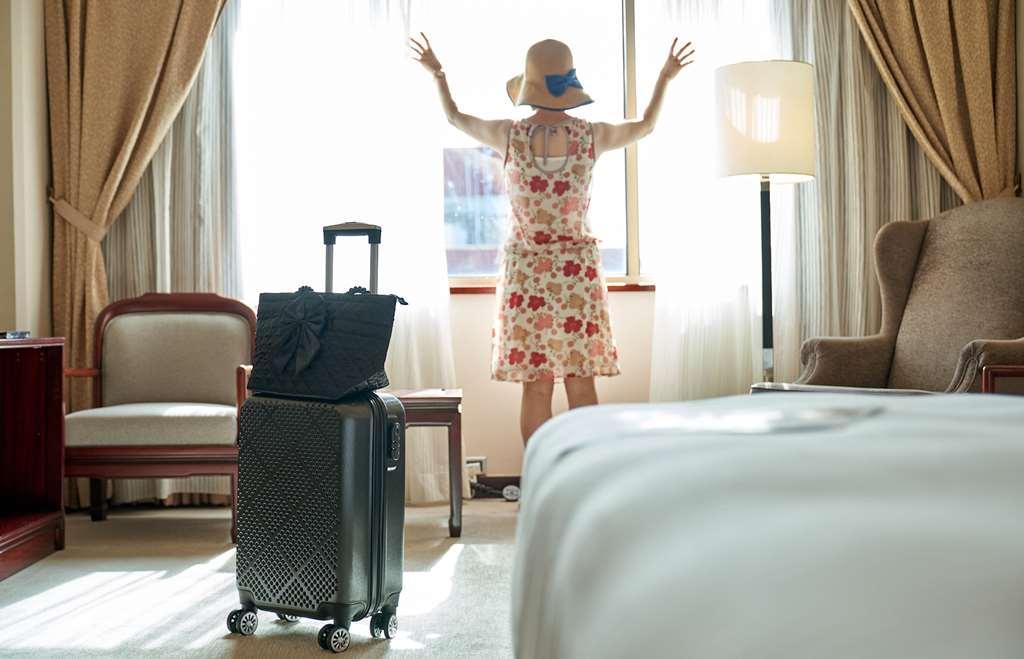 The Howard Plaza Hotel Taipei Rom bilde A woman in a hotel room