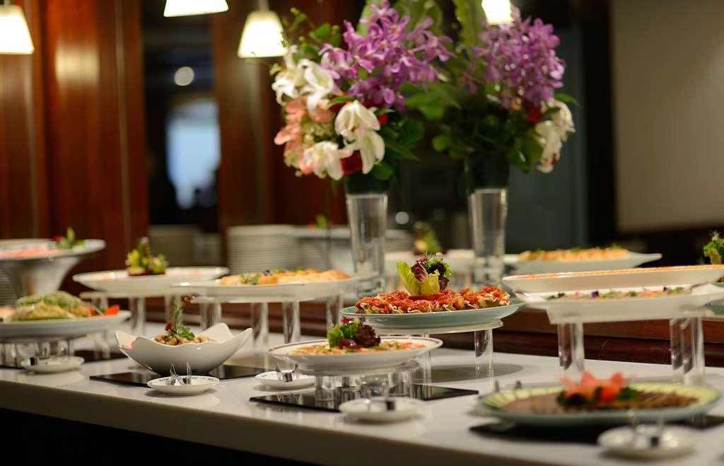 The Howard Plaza Hotel Taipei Restaurant bilde A buffet