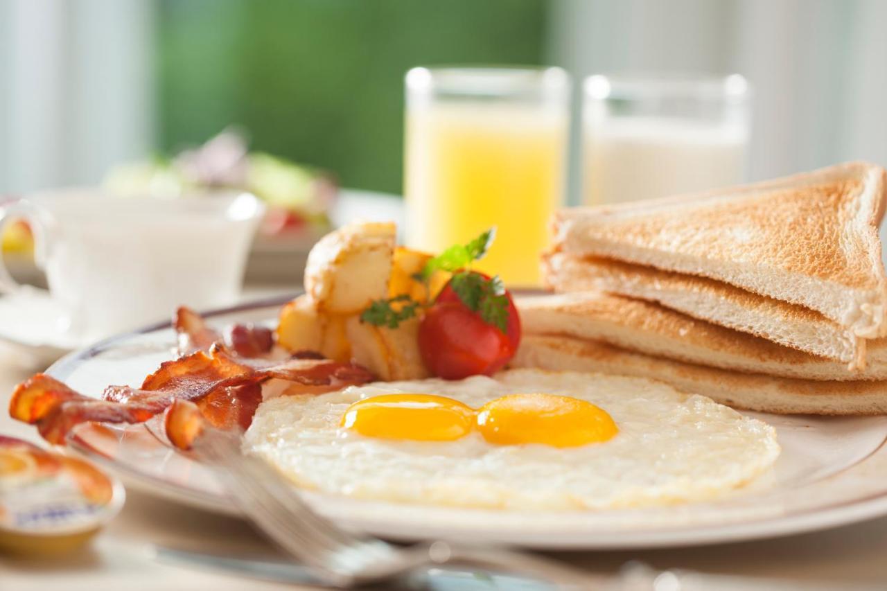 The Howard Plaza Hotel Taipei Eksteriør bilde A breakfast with eggs, bacon, toast and orange juice