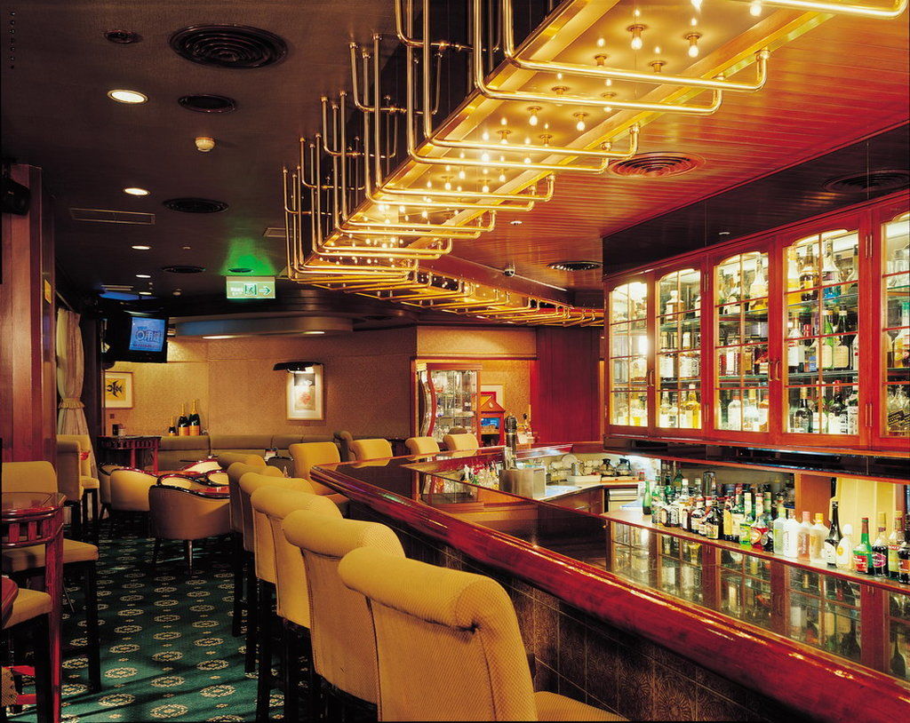 The Howard Plaza Hotel Taipei Restaurant bilde The bar on board the Queen Mary 2
