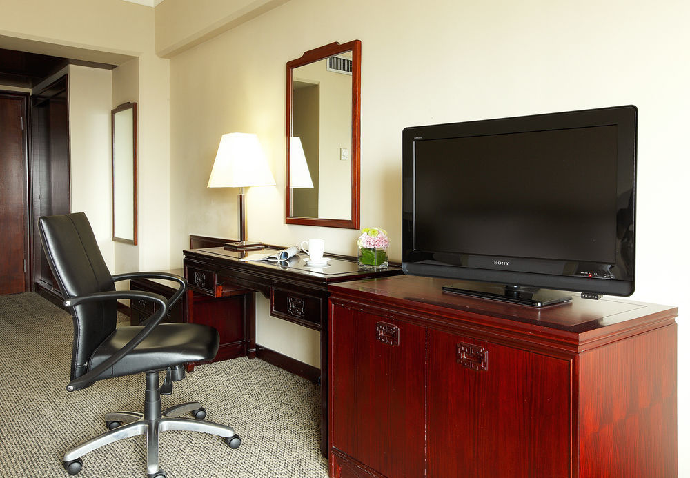 The Howard Plaza Hotel Taipei Eksteriør bilde A television in a hotel room